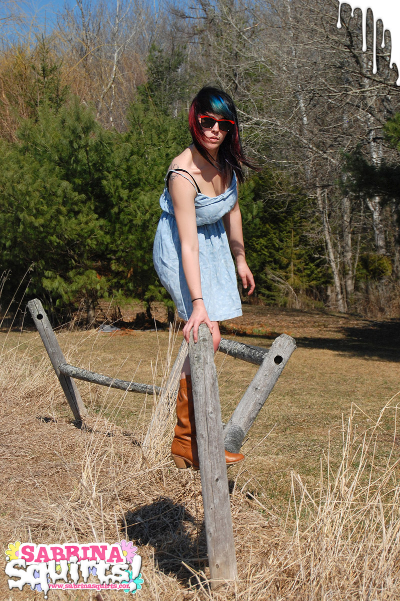 Dirty teen shows off her booty outdoors bef - XXX Dessert - Picture 4