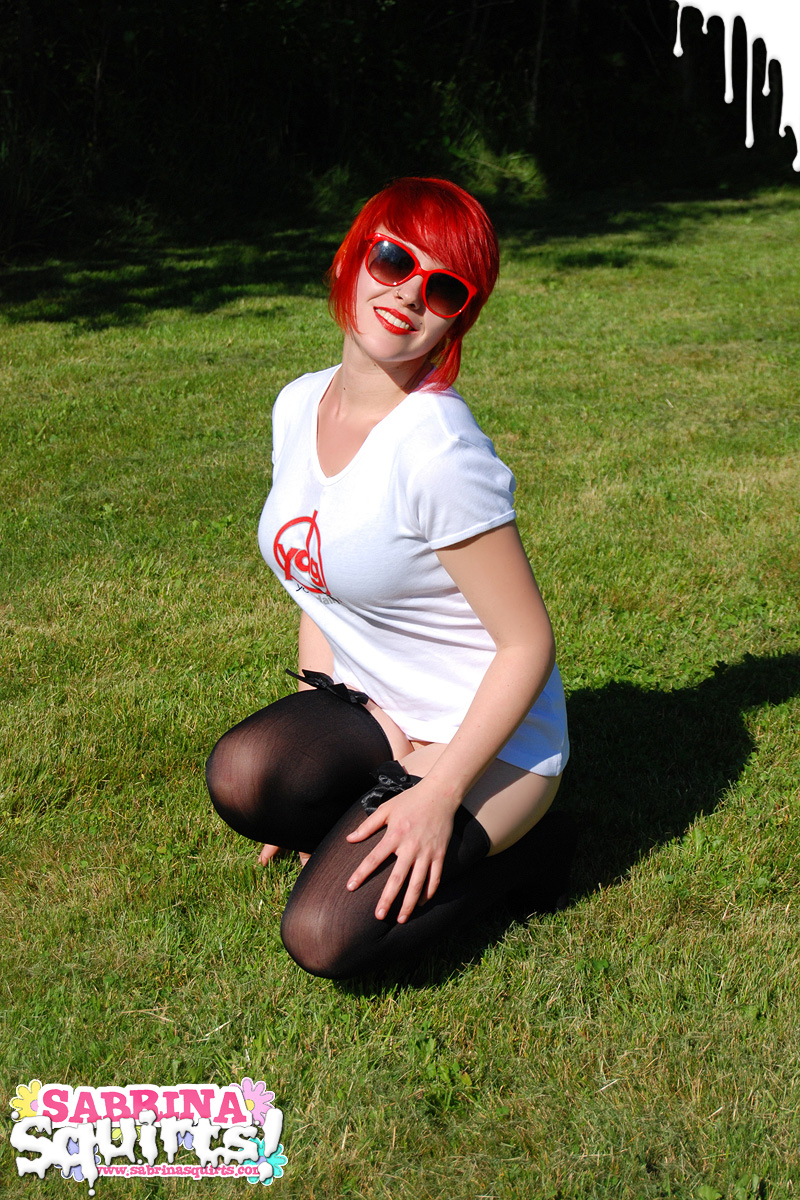 Red chick Sabrina posing on cam before dirt - XXX Dessert - Picture 4