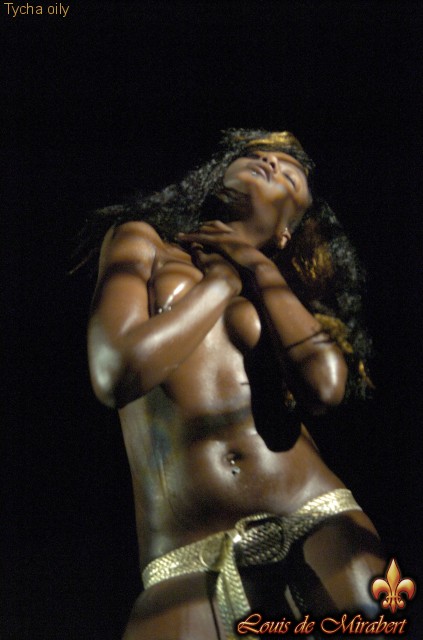 Very hot black beauty in a gold belt posing - XXX Dessert - Picture 10