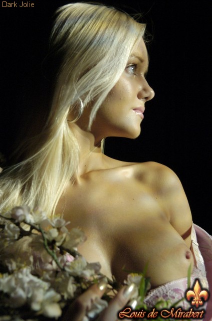 Gorgeous blonde babe with perfect forms pos - XXX Dessert - Picture 3