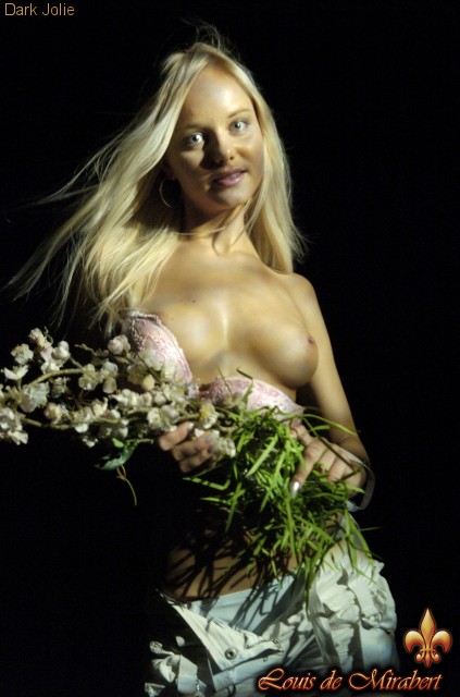 Gorgeous blonde babe with perfect forms pos - XXX Dessert - Picture 7