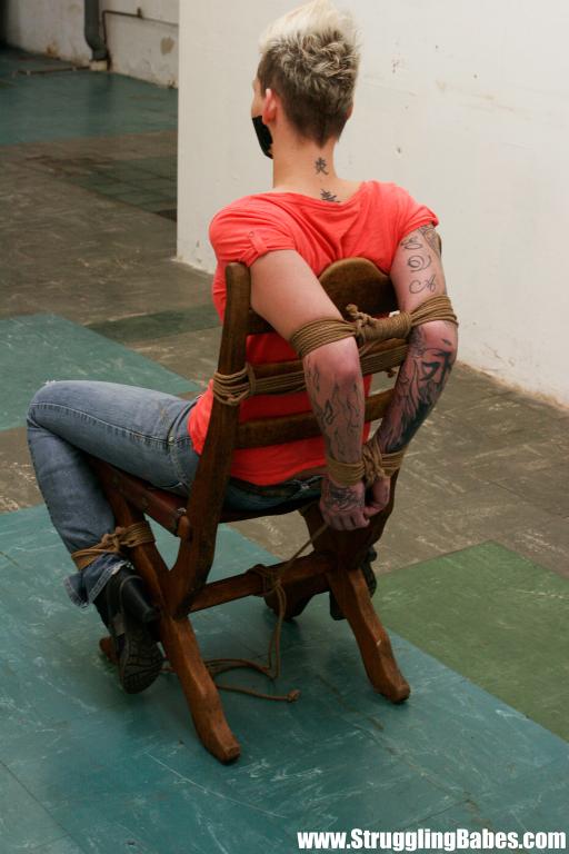 Short-haired chick in a red T-shirt and jea - XXX Dessert - Picture 4