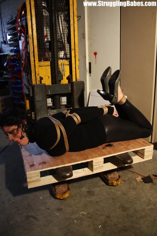 Curly full clothed brunette girl in distres - XXX Dessert - Picture 4