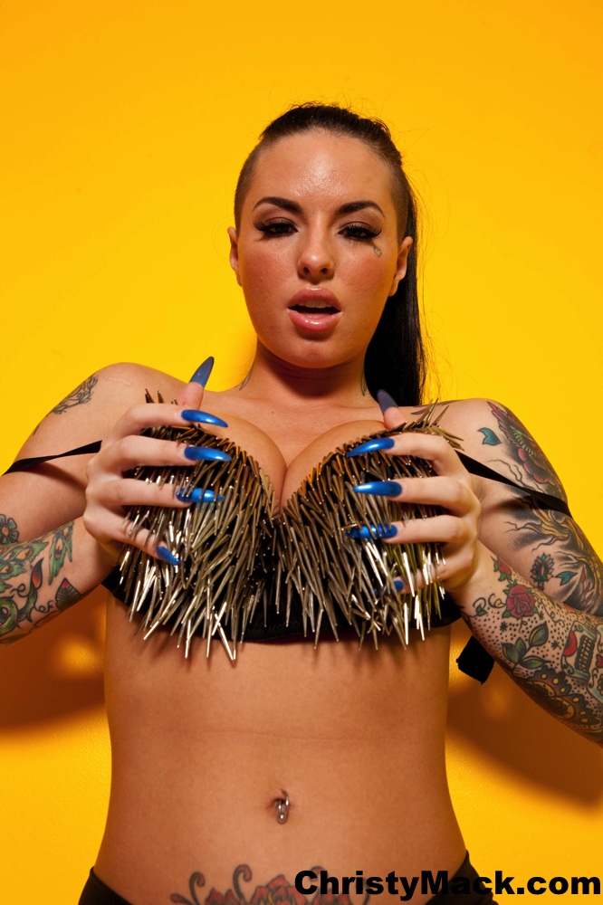 Very hot tattooed bitch taking off her bra  - XXX Dessert - Picture 8