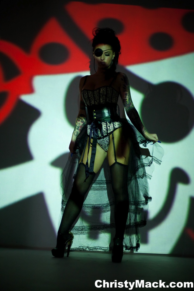 Gorgeous pirate girl in sexy corset and sto - XXX Dessert - Picture 5