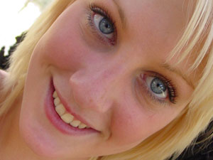 Shaggy brunette teen girl shooting herself on her mobile - XXXonXXX - Pic 2