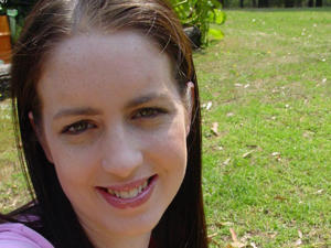 Curl brunette babe with huge earrings taking her own picture outdoors - XXXonXXX - Pic 1