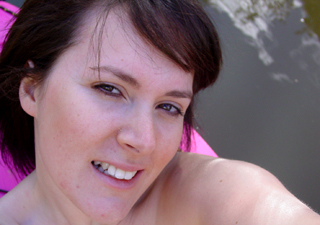 Curl brunette babe with huge earrings taking her own picture outdoors - XXXonXXX - Pic 5