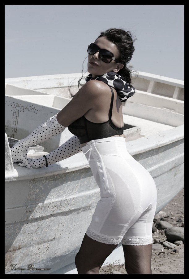 Gorgeous retro chick in sunglasses and tumm - XXX Dessert - Picture 8