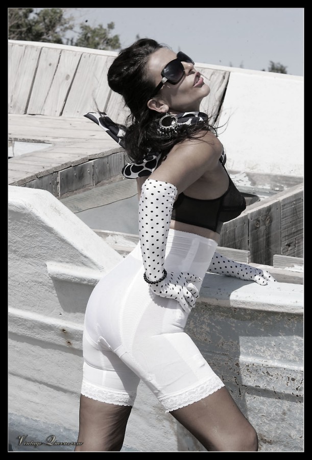 Gorgeous retro chick in sunglasses and tumm - XXX Dessert - Picture 9