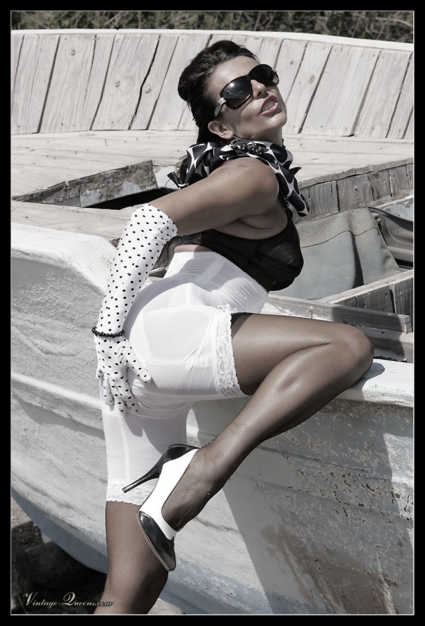 Gorgeous retro chick in sunglasses and tumm - XXX Dessert - Picture 10