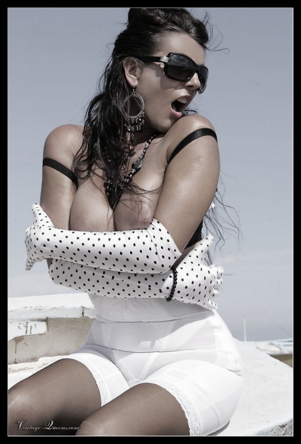 Gorgeous retro chick in sunglasses and tumm - XXX Dessert - Picture 13