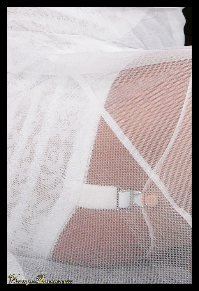 Luxurious brunette mom in a white long dres - XXX Dessert - Picture 3