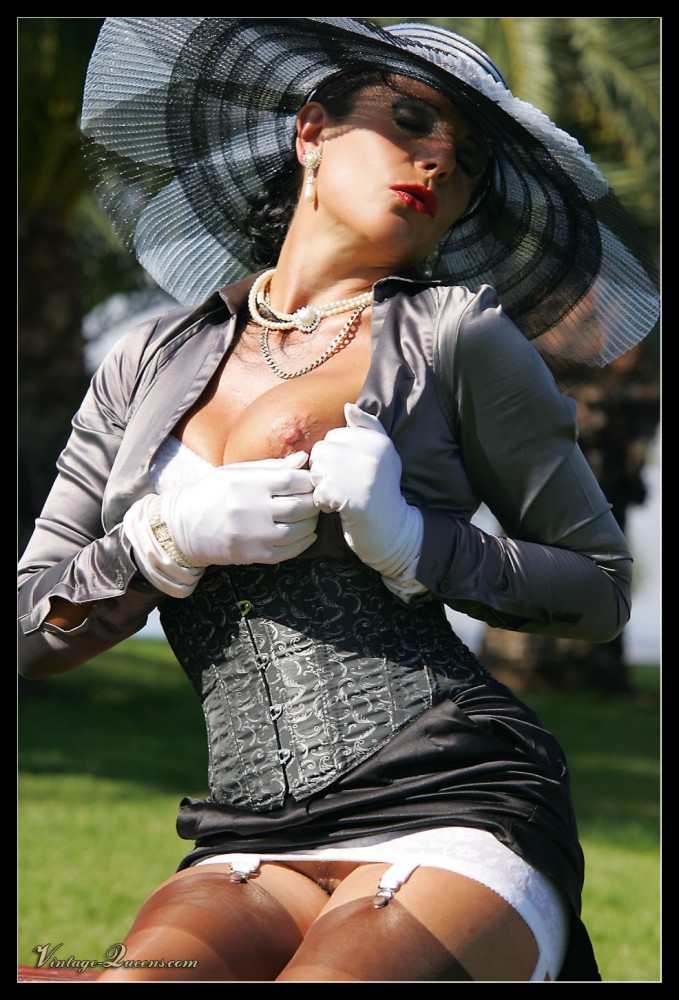 Awesome erotic pics with sexy milf in retro - XXX Dessert - Picture 12