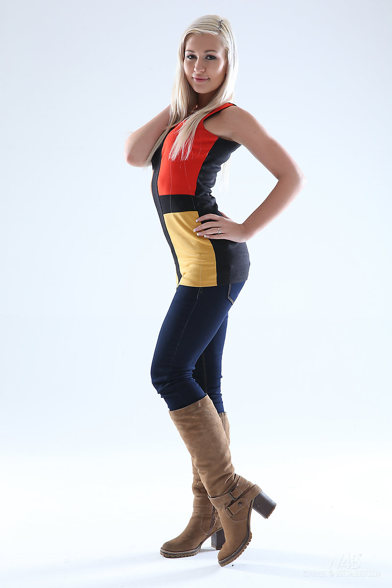 Blonde teen chick in jeans undresses to exp - XXX Dessert - Picture 1