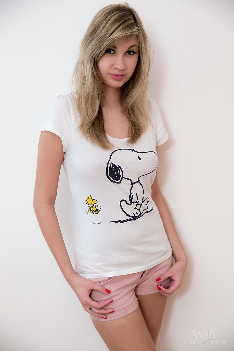 Dude pounds blonde teen's pussy with a glas - XXX Dessert - Picture 1