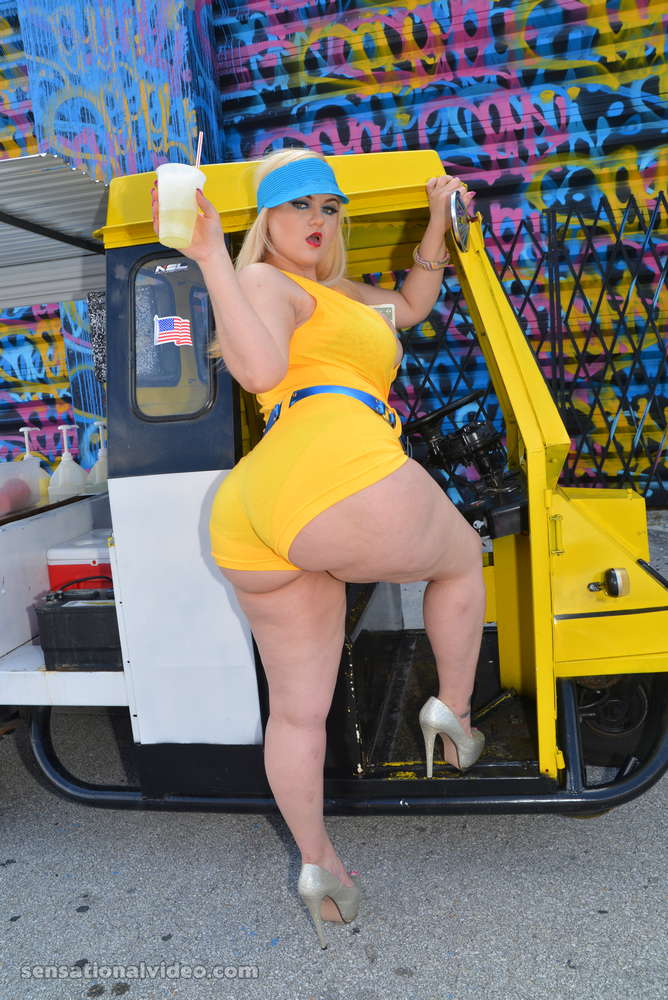Blonde fatty in yellow suit enjoys fucking - Picture 3