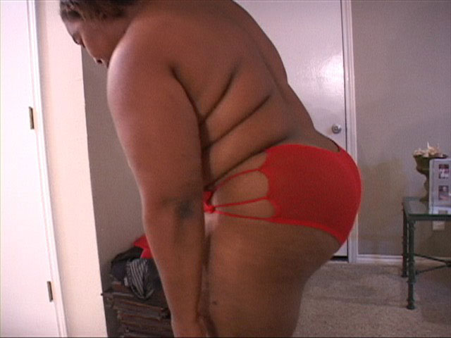 Ebony fat mom sucking a boner - Picture 1