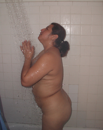 Ponytailed brunette foaming her fat ass in the shower - Picture 1