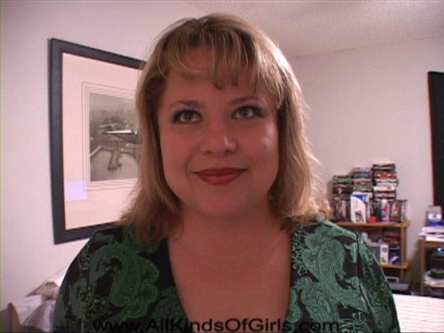 Chubby blonde housewife gives head - Picture 1