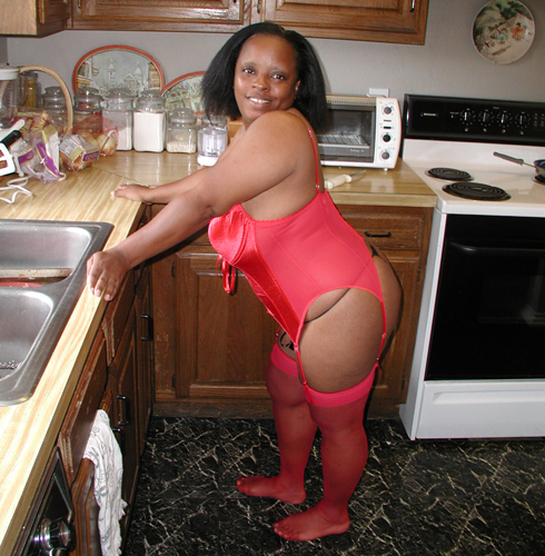 Ebony mama in red body and stockings posing - Picture 3