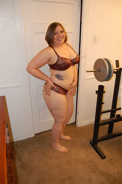 Plump mom in lingerie takes it off to show off her - Picture 1