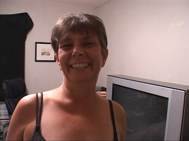 Round butted lovely granny loves sucking - Picture 2