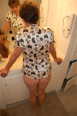 Mature granny unbuttons her blouse and reveals her body - Picture 2