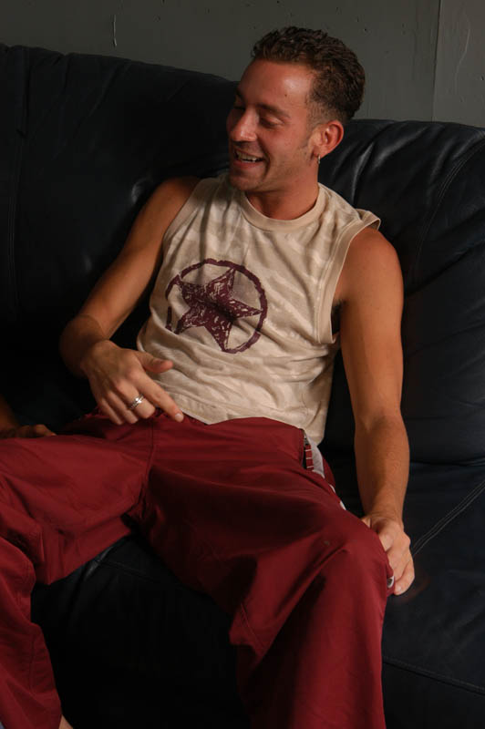 Hesitant straight guy gets and enjoys a pip - XXX Dessert - Picture 2