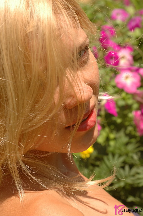 A hot sexy sporty exposure of teats and smooth skins from a young flirty blond - XXXonXXX - Pic 4