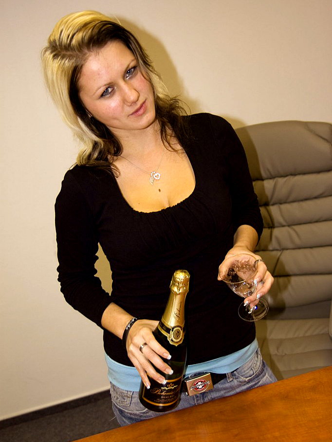 A little bit relaxed babe Aneta doesn't min - XXX Dessert - Picture 2