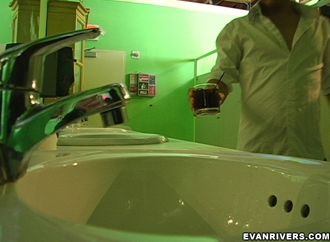 Cute gay meets stranger at the toilet of a  - XXX Dessert - Picture 4