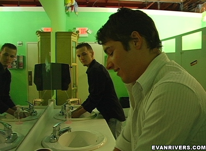 Cute gay meets stranger at the toilet of a  - XXX Dessert - Picture 5