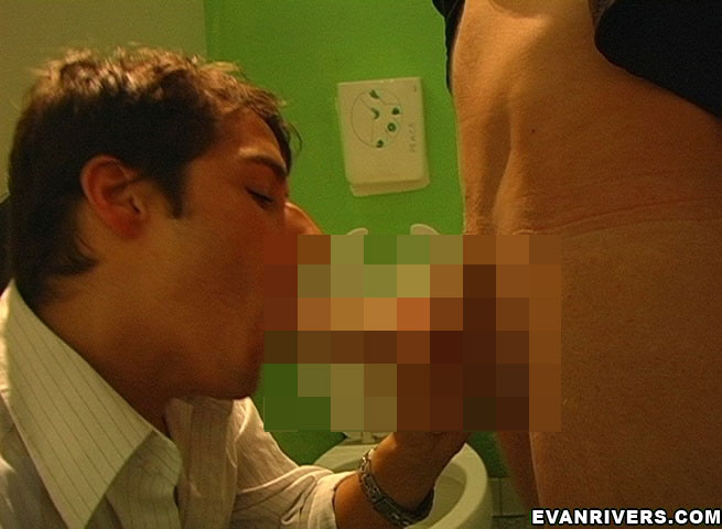 Cute gay meets stranger at the toilet of a  - XXX Dessert - Picture 15