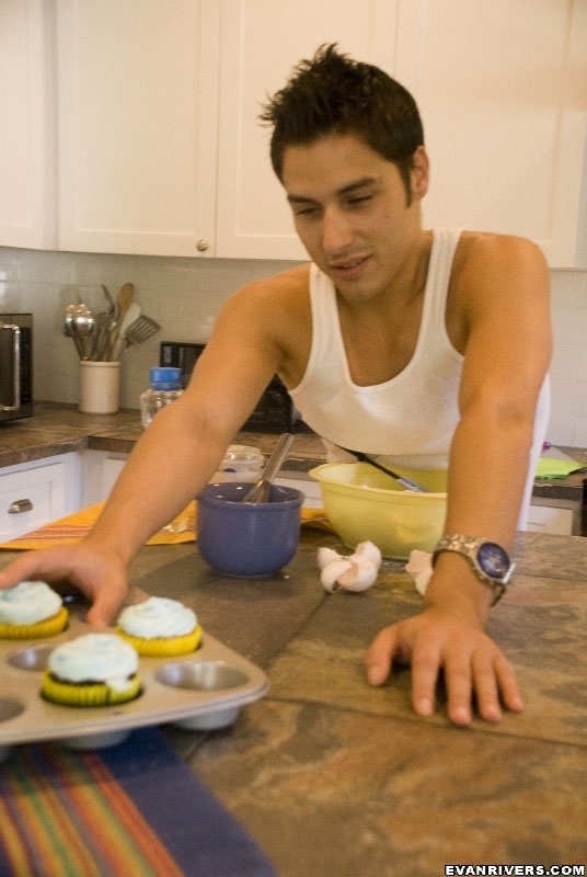 Cook Evan gets distracted by cute guy in th - XXX Dessert - Picture 2