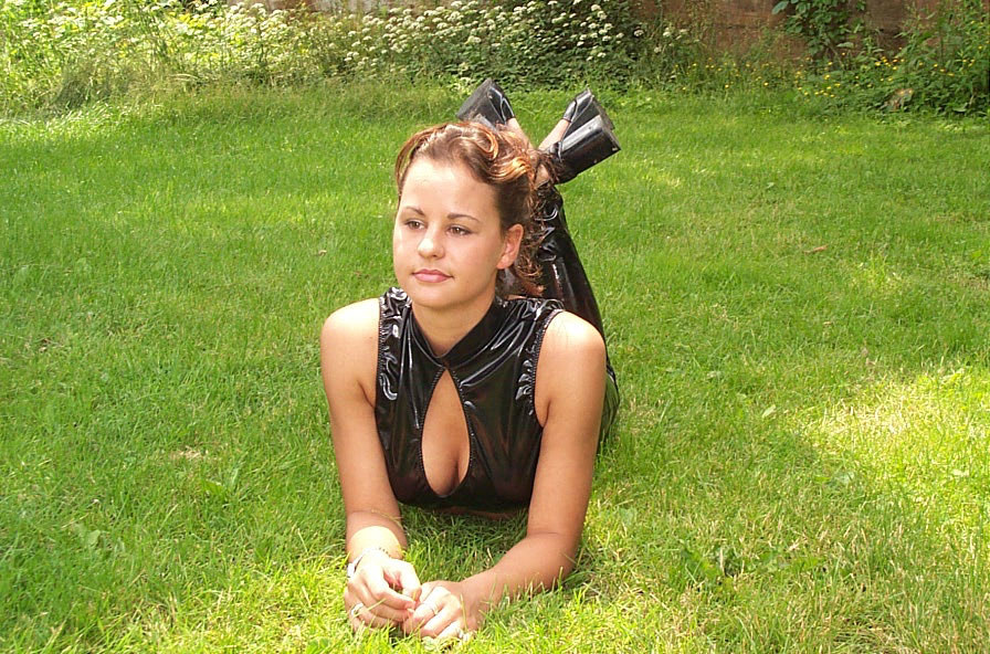 Sexy slim teen in black shinny leather outf - XXX Dessert - Picture 11