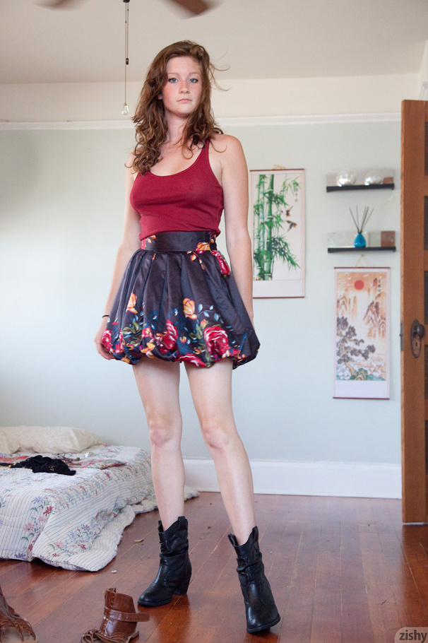 Hot teen beauty Julia in lovely floral shor - XXX Dessert - Picture 4