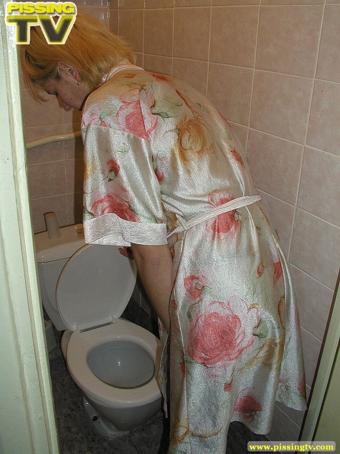 A slutty blonde bitch demonstrates how enjoyable  taking a piss in the toilet can be - XXXonXXX - Pic 3