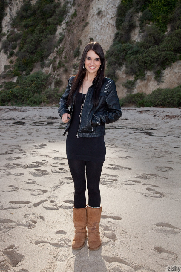 Hot teen brunette Cheyenne posing in variou - XXX Dessert - Picture 4