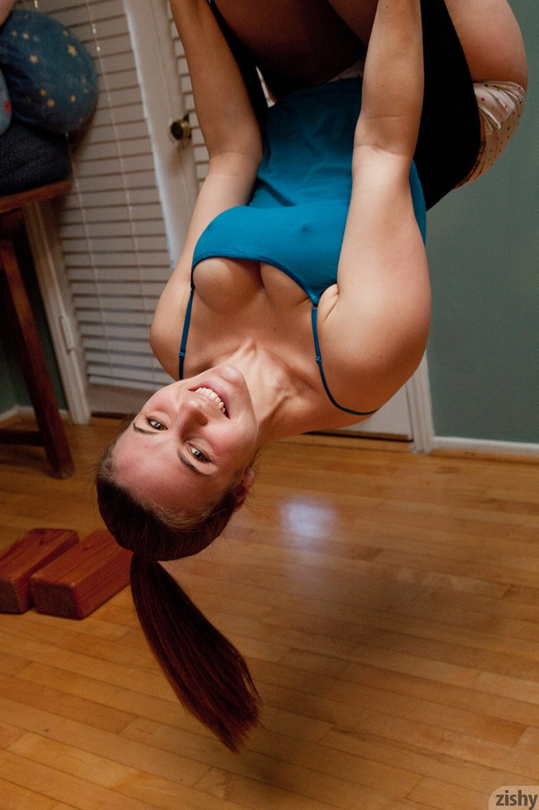 Mischievous ponytailed brunette vixen posin - XXX Dessert - Picture 5