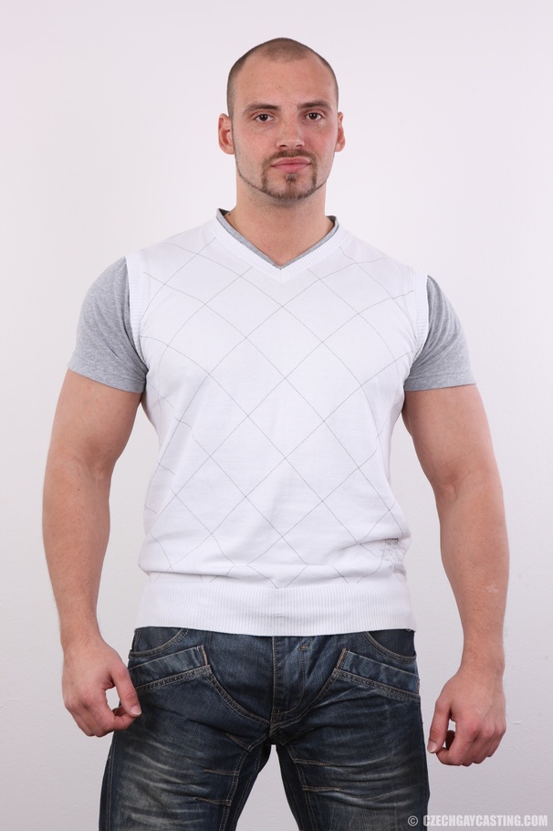 Muscular hunk show off his body - XXX Dessert - Picture 1