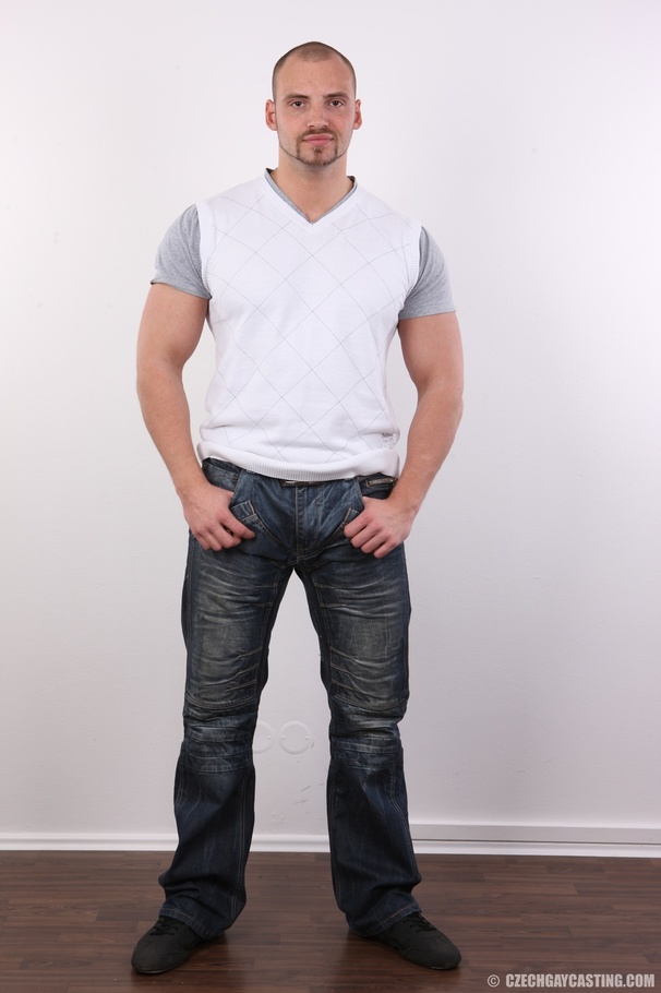 Muscular hunk show off his body - XXX Dessert - Picture 2