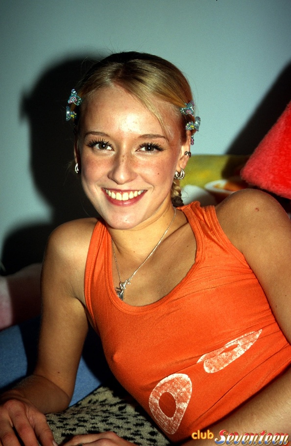 Sexy teen decides to have a toys exhibition - XXX Dessert - Picture 1