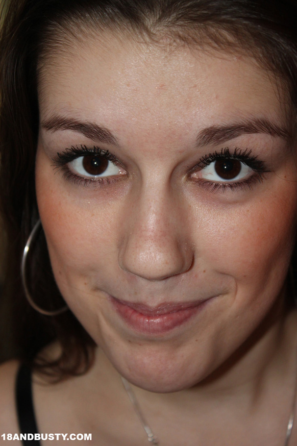 Cute girl on bed looking so inviting showin - XXX Dessert - Picture 4