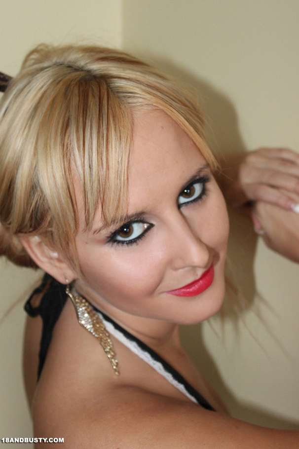 Smiling sophisticated looking cute chick go - XXX Dessert - Picture 5