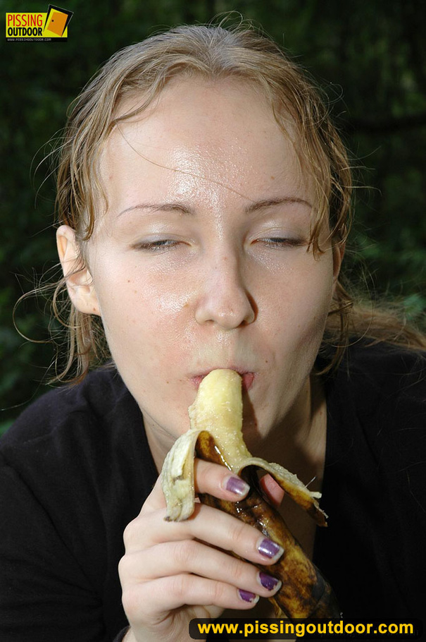 Naughty chick pisses on a tree before playing with a bottle in her cunt - XXXonXXX - Pic 14