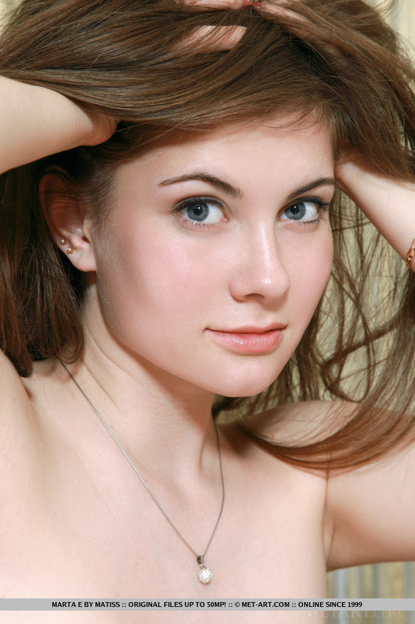 Dreamy young chick seductively poses for ho - XXX Dessert - Picture 18