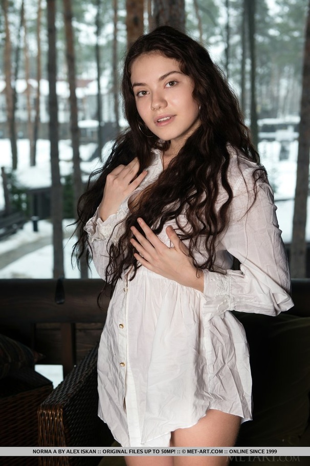 Wild pretty girl looks inviting revealing s - XXX Dessert - Picture 3