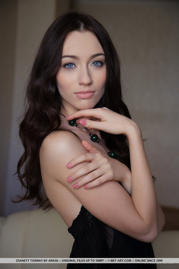 Sexy vixen with seductive figure reveals he - XXX Dessert - Picture 18