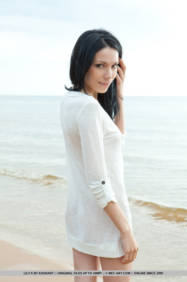 Cute erotic babe with sexy legs shows her p - XXX Dessert - Picture 3
